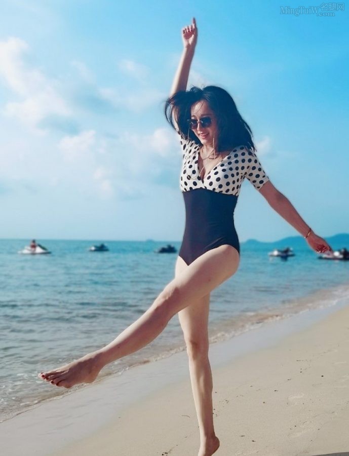 女明星董维嘉穿泳装在海边秀大长腿(5/9)