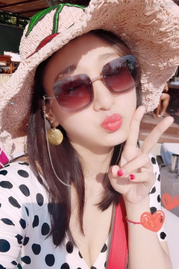 女明星董维嘉穿泳装在海边秀大长腿(8/9)