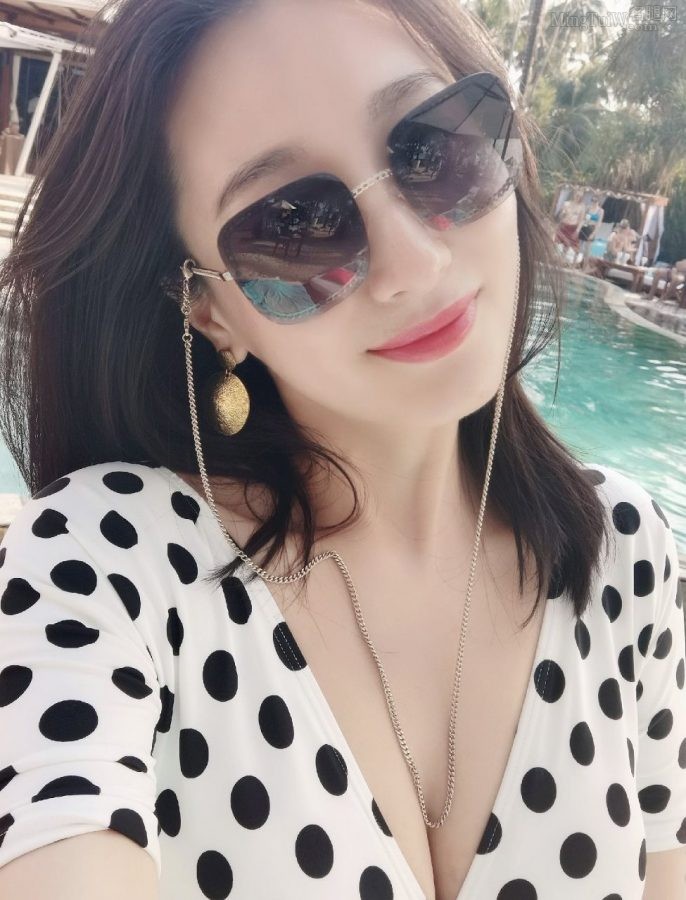女明星董维嘉穿泳装在海边秀大长腿(9/9)