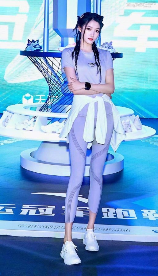关晓彤长腿穿紧身运动裤出席安踏品牌活动(8/8)