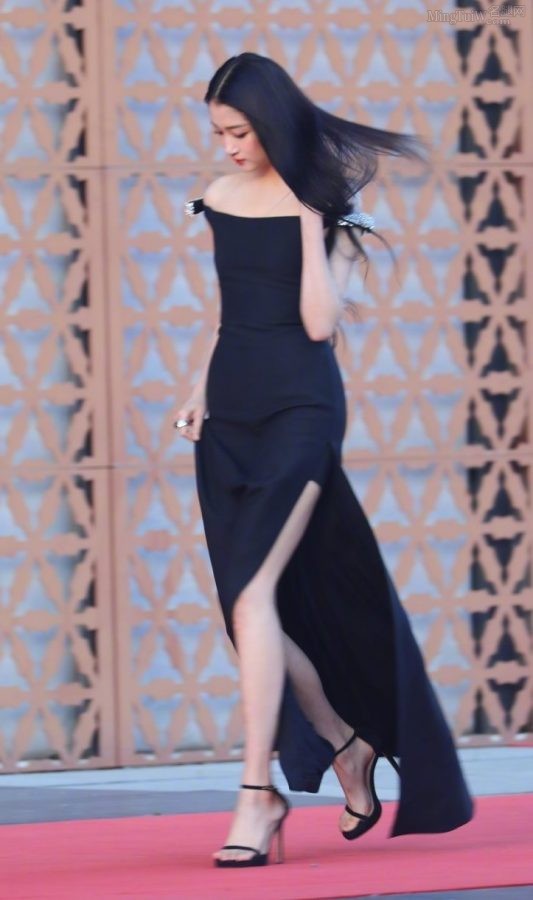 Guan Xiaotong wore a one-shoulder black dress with long hair and beautiful legs and stuns on the red carpet of the film festival(16/22)