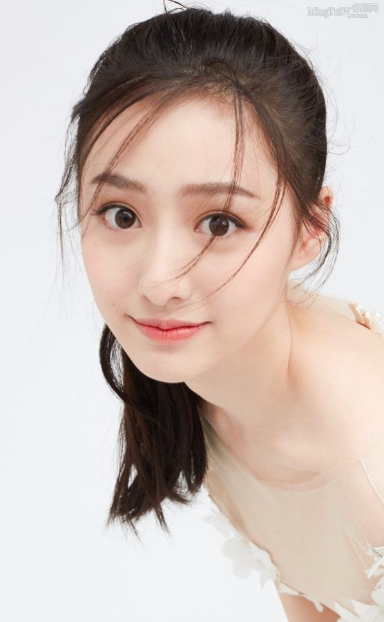 胡连馨身穿露沟白裙脚踩细高跟好美的一张脸(5/7)