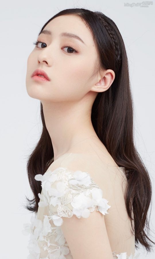 胡连馨身穿露沟白裙脚踩细高跟好美的一张脸(7/7)