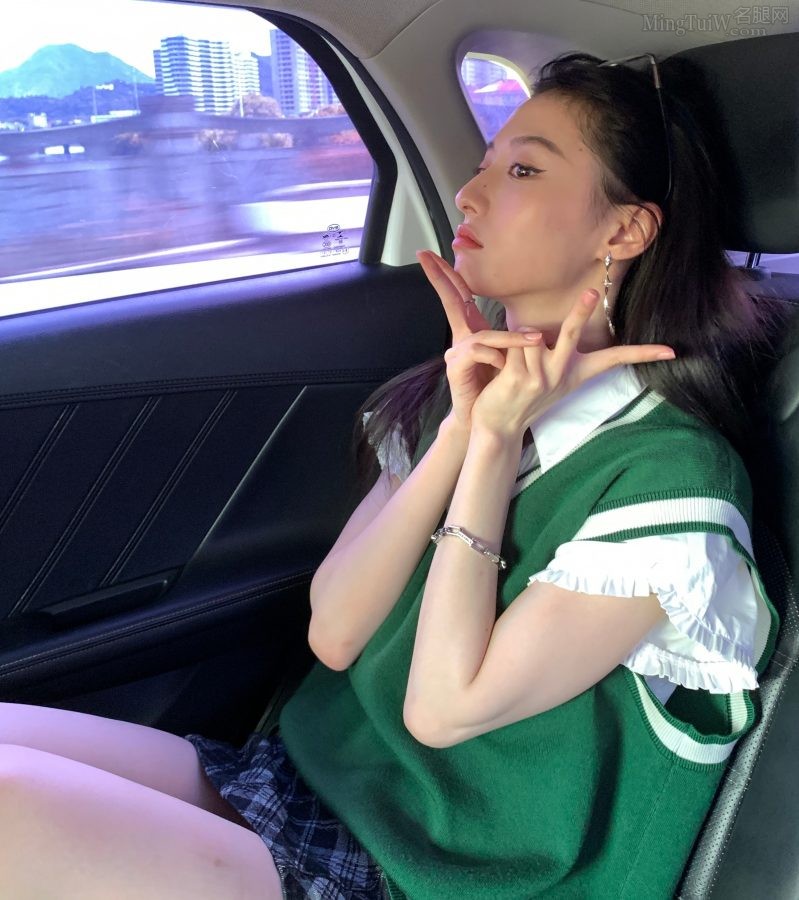Hu Lianxin's leg whitening video in the car(2/4)