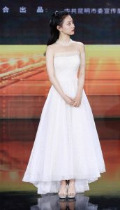 胡连馨脚穿银色防水台凉高跟亮相上海国际电影节