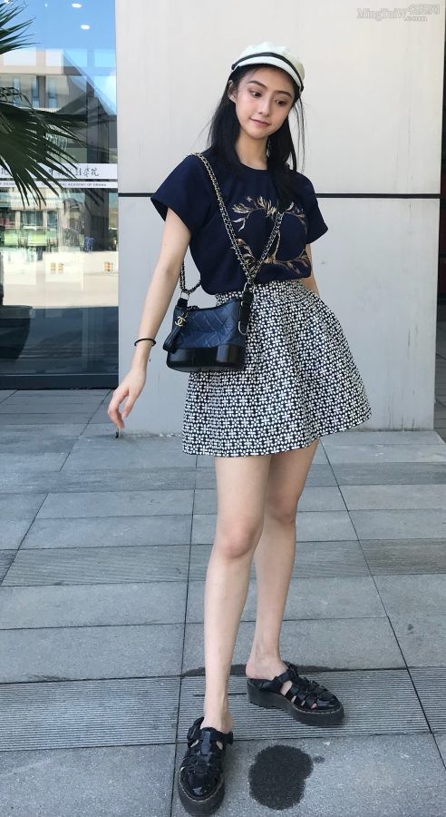 甜纯妹子胡连馨纤细玉腿(1/3)