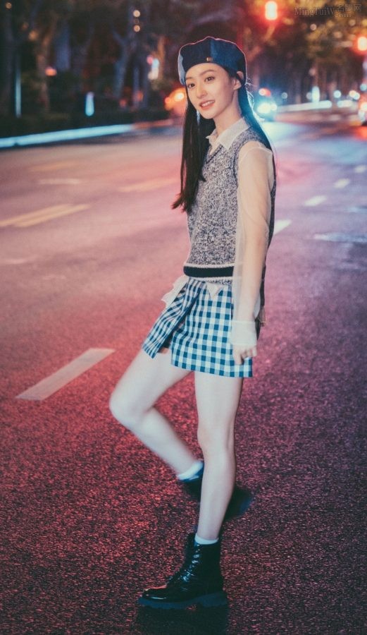 小姐姐胡连馨夜晚路边大秀白皙修长的美腿(1/4)
