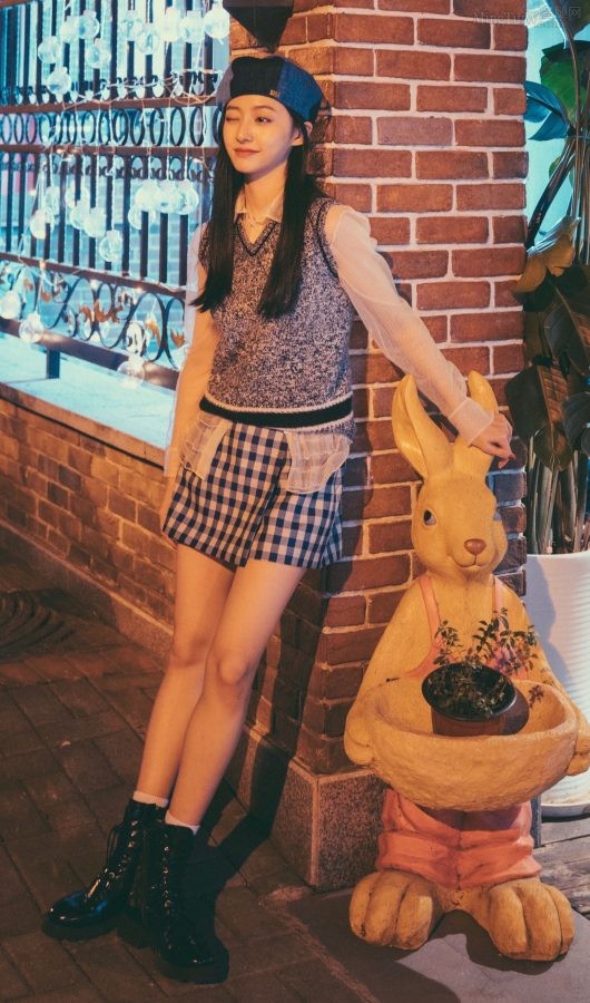 小姐姐胡连馨夜晚路边大秀白皙修长的美腿(3/4)