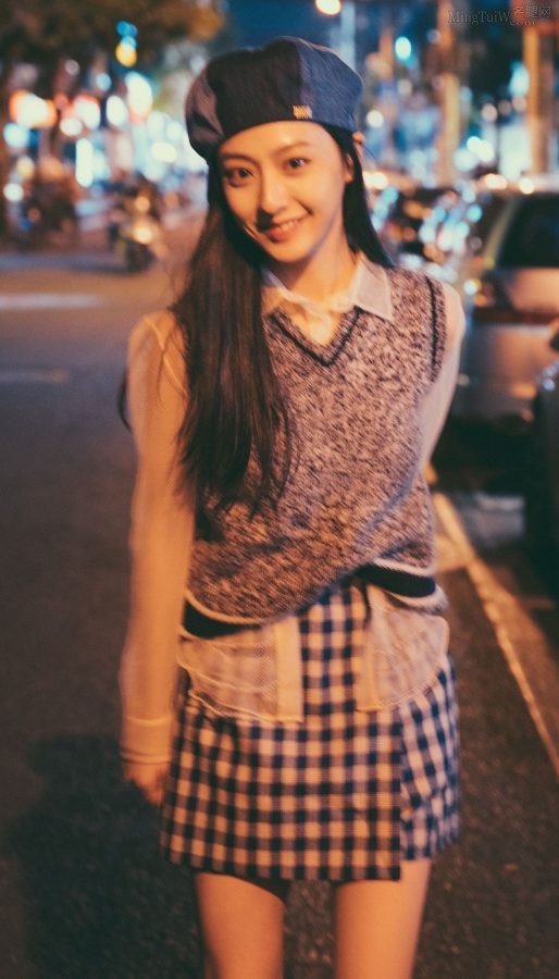 小姐姐胡连馨夜晚路边大秀白皙修长的美腿(4/4)