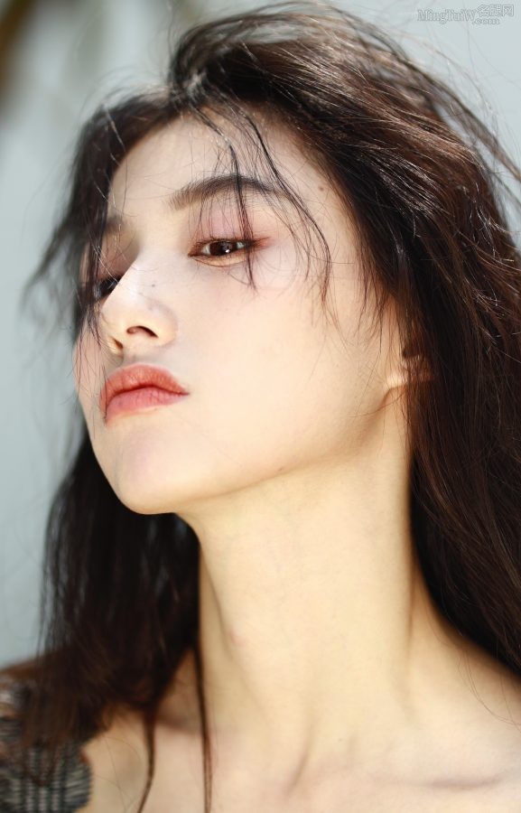 可爱美妹子胡连馨享受阳光照射她的美脸(2/3)