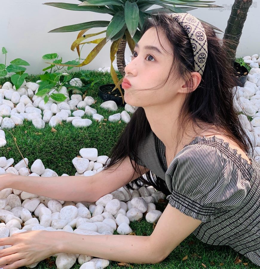 可爱美妹子胡连馨享受阳光照射她的美脸(3/3)