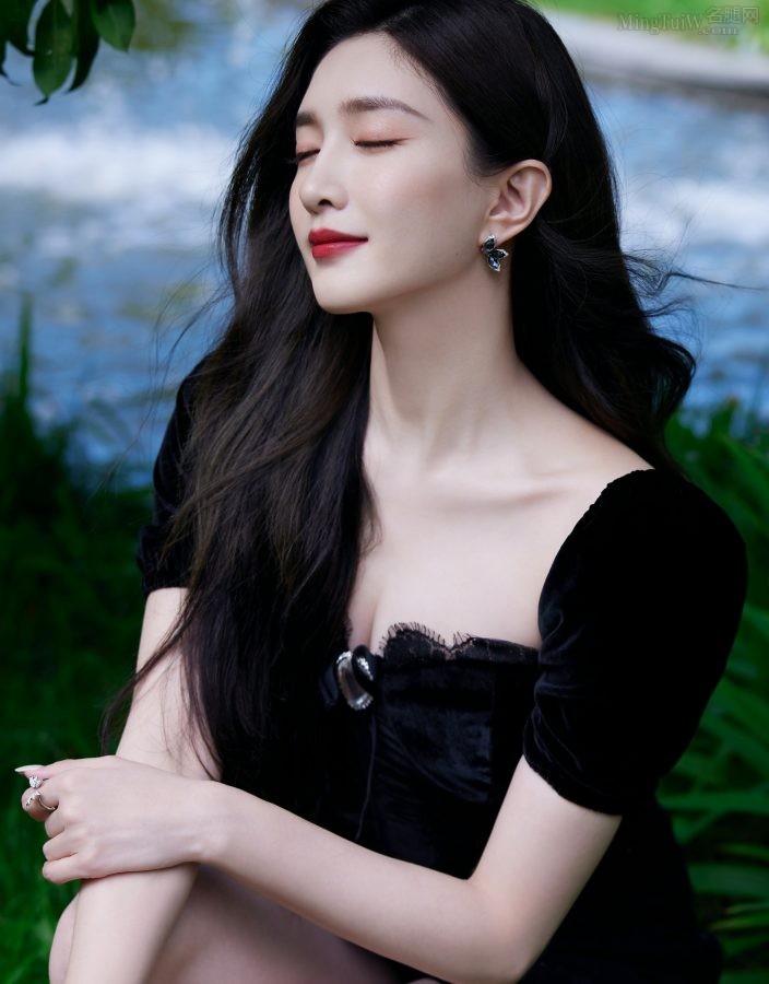 江疏影低胸蕾丝露沟真是绝美(2/6)
