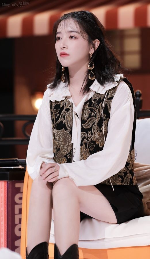 Kan Qingzimei wears long leather boots on her thighs to record "Listen to Sister"(10/11)