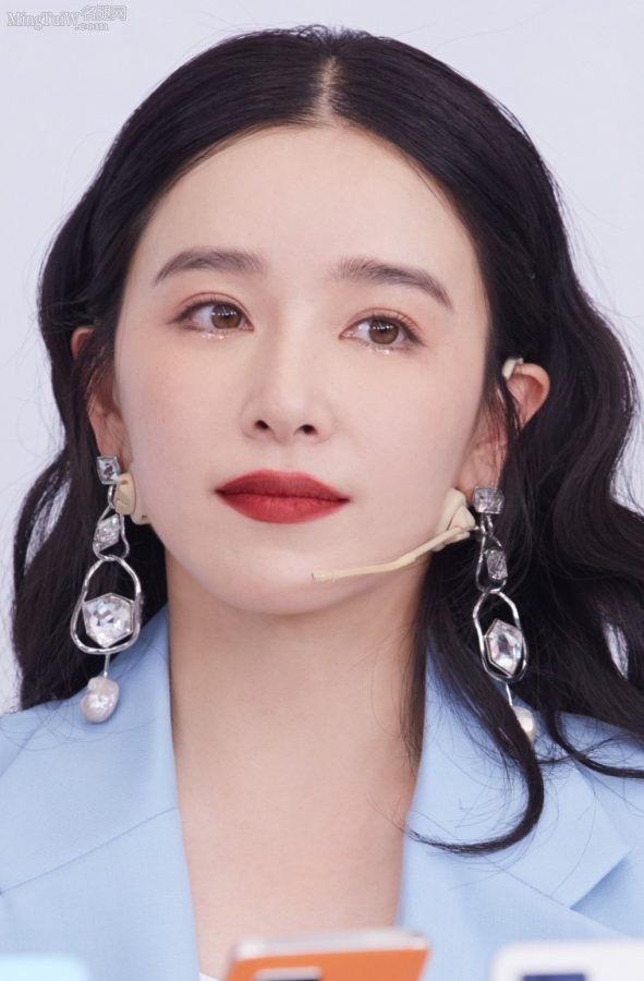 阚清子代言VIVO手机身穿蓝色西装又美又飒(3/8)