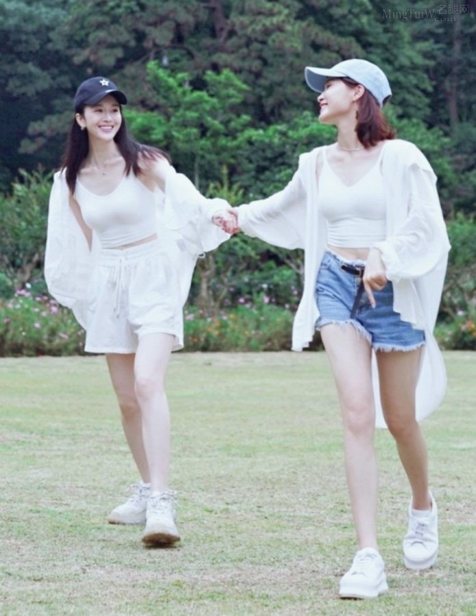 林一霆和好姐妹在草地上展示青春美好的长腿(1/9)