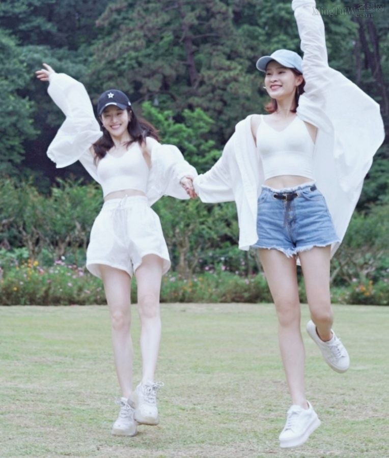 林一霆和好姐妹在草地上展示青春美好的长腿（第2张/共9张）
