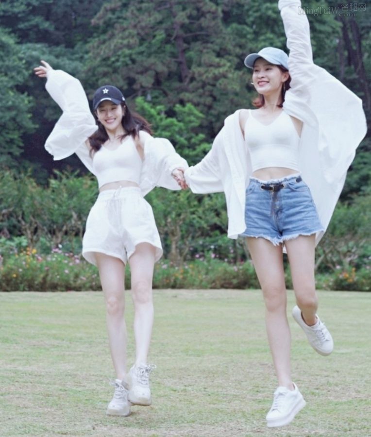 林一霆和好姐妹在草地上展示青春美好的长腿(2/9)