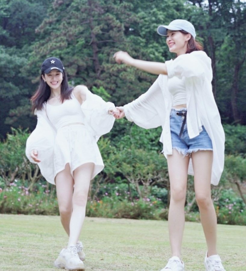 林一霆和好姐妹在草地上展示青春美好的长腿（第3张/共9张）