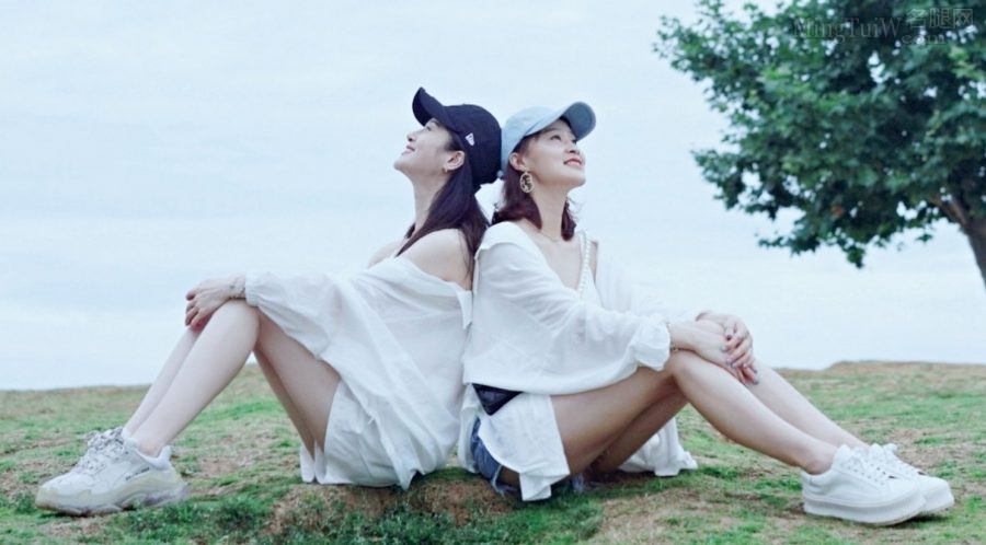 林一霆和好姐妹在草地上展示青春美好的长腿（第4张/共9张）