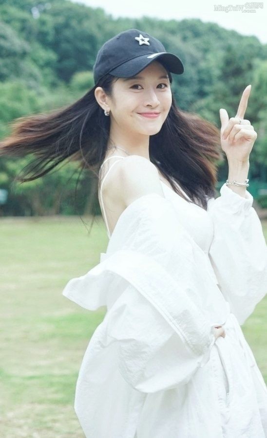 林一霆和好姐妹在草地上展示青春美好的长腿(8/9)
