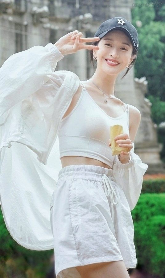 林一霆和好姐妹在草地上展示青春美好的长腿(9/9)