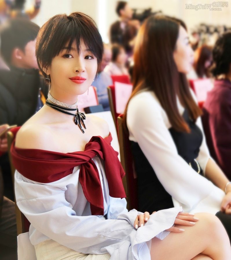 女演员林一霆清爽短发美腿光滑亮相宣传活动(3/3)