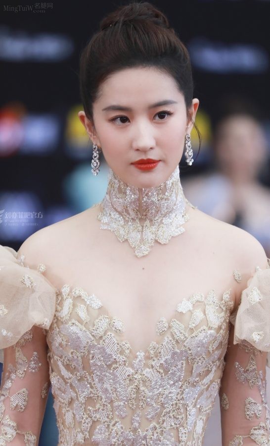 刘亦菲身穿高定礼服大秀事业线圆滑美肩气质卓然闪耀(12/27)