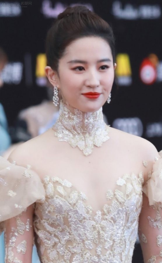 刘亦菲身穿高定礼服大秀事业线圆滑美肩气质卓然闪耀(13/27)