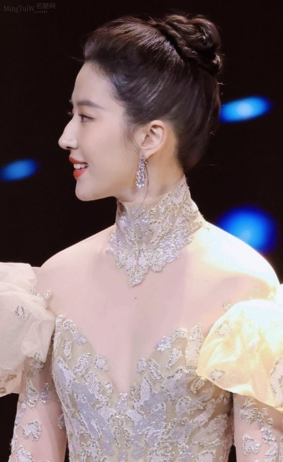 刘亦菲身穿高定礼服大秀事业线圆滑美肩气质卓然闪耀(17/27)