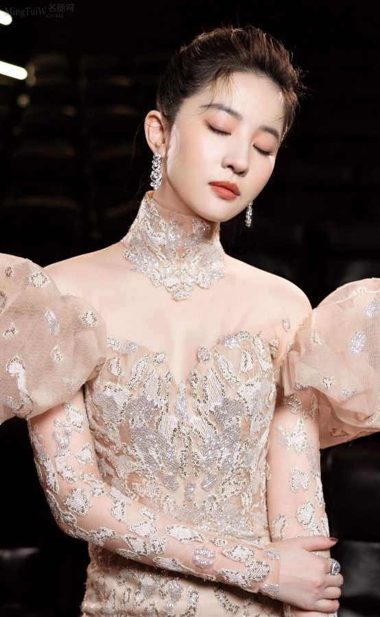 刘亦菲身穿高定礼服大秀事业线圆滑美肩气质卓然闪耀(2/27)