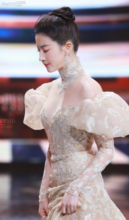 刘亦菲身穿高定礼服大秀事业线圆滑美肩气质卓然闪耀(24/27)