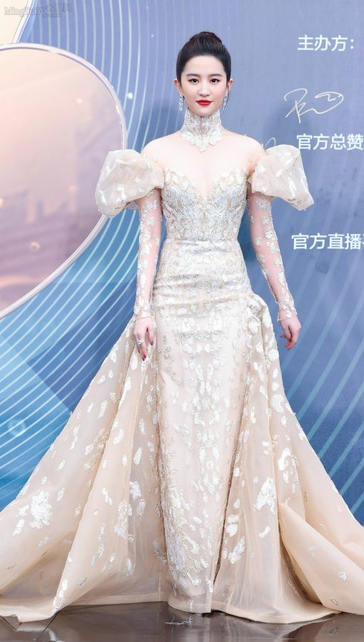 刘亦菲身穿高定礼服大秀事业线圆滑美肩气质卓然闪耀(8/27)