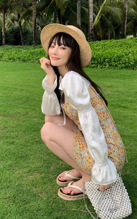 魅惑的女明星李小璐晒旅游照秀彩色脚趾甲(1/8)