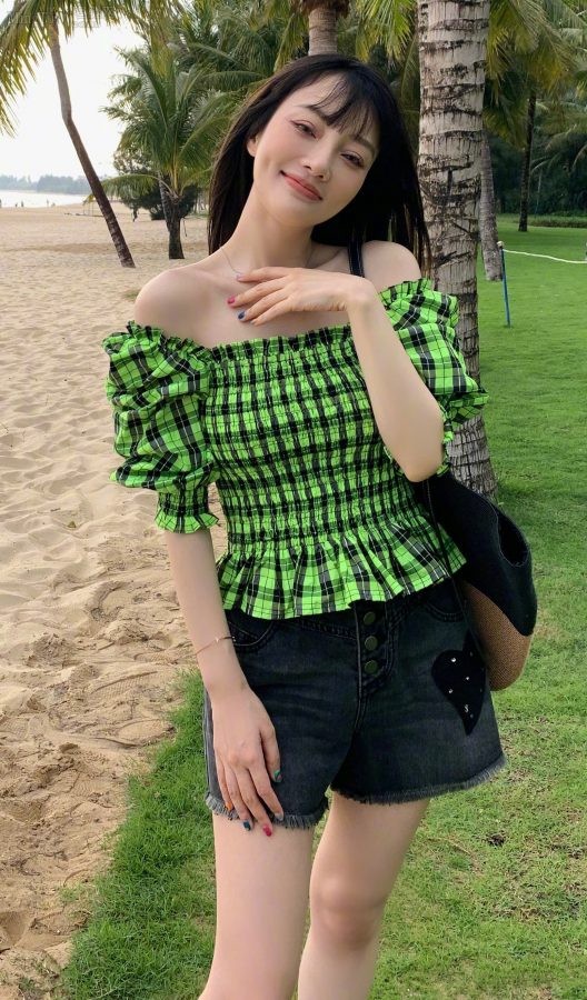 魅惑的女明星李小璐晒旅游照秀彩色脚趾甲(2/8)