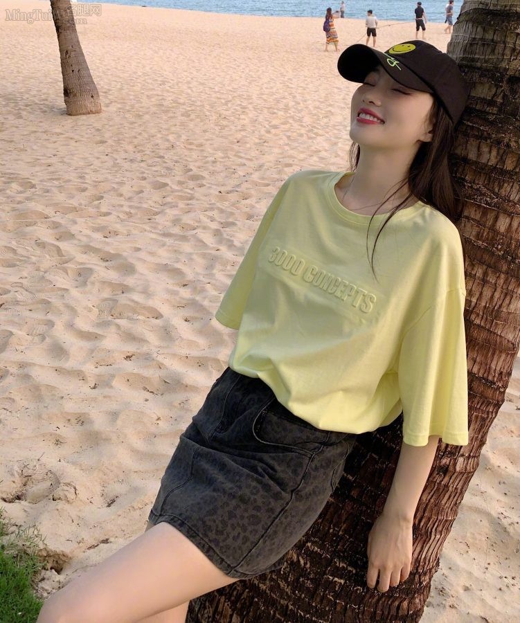魅惑的女明星李小璐晒旅游照秀彩色脚趾甲(4/8)