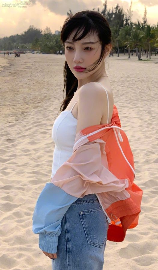 魅惑的女明星李小璐晒旅游照秀彩色脚趾甲(5/8)