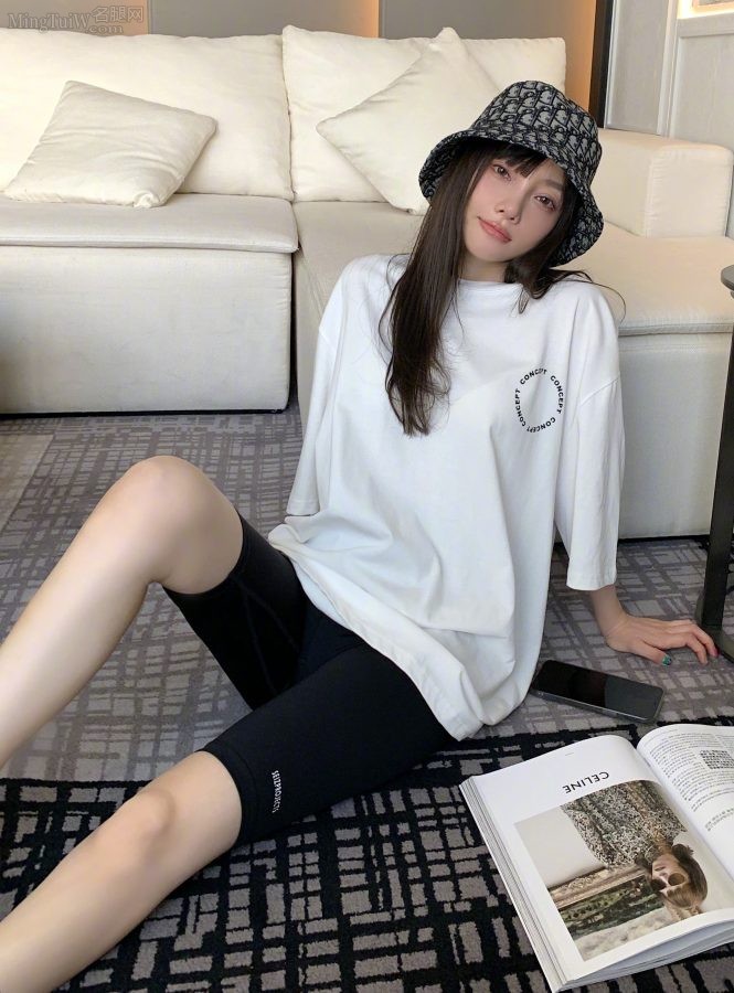 魅惑的女明星李小璐晒旅游照秀彩色脚趾甲(6/8)