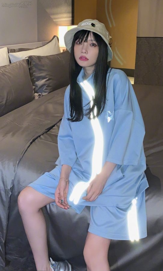魅惑的女明星李小璐晒旅游照秀彩色脚趾甲(7/8)