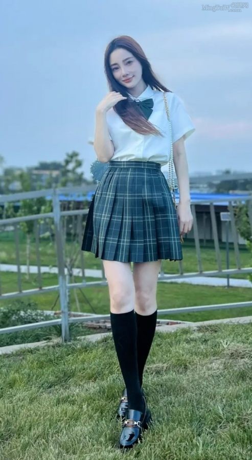 摄影师李小璐格子裙白腿扮纯(6/8)