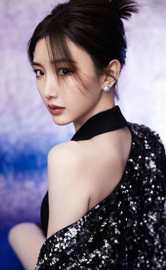 毛晓彤超白美腿穿长皮靴又飒又美(3/16)