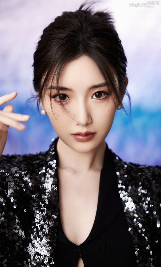 毛晓彤超白美腿穿长皮靴又飒又美(5/16)
