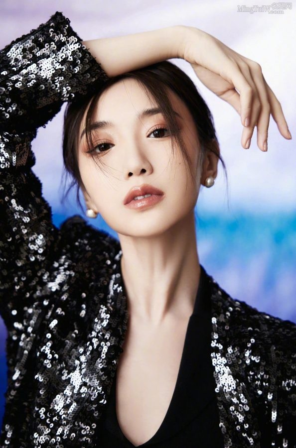 毛晓彤超白美腿穿长皮靴又飒又美(6/16)