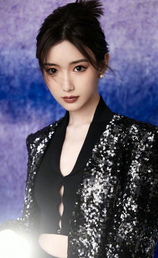 毛晓彤超白美腿穿长皮靴又飒又美(7/16)