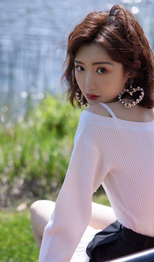毛晓彤细高跟美长腿外拍美照(3/6)