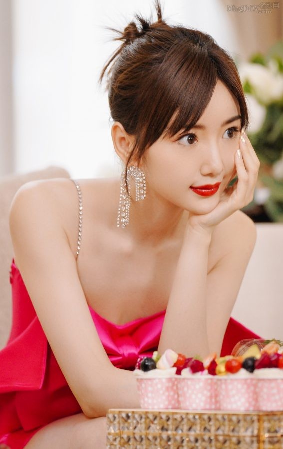 毛晓彤戴黑丝眼罩踩高跟鞋跳桑巴舞助阵《创造营2021》(7/7)