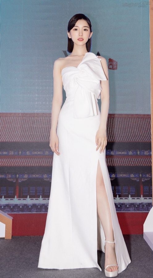 毛晓彤脚踩Stuart Weitzman高跟身穿开叉礼服展露东方韵味(2/4)