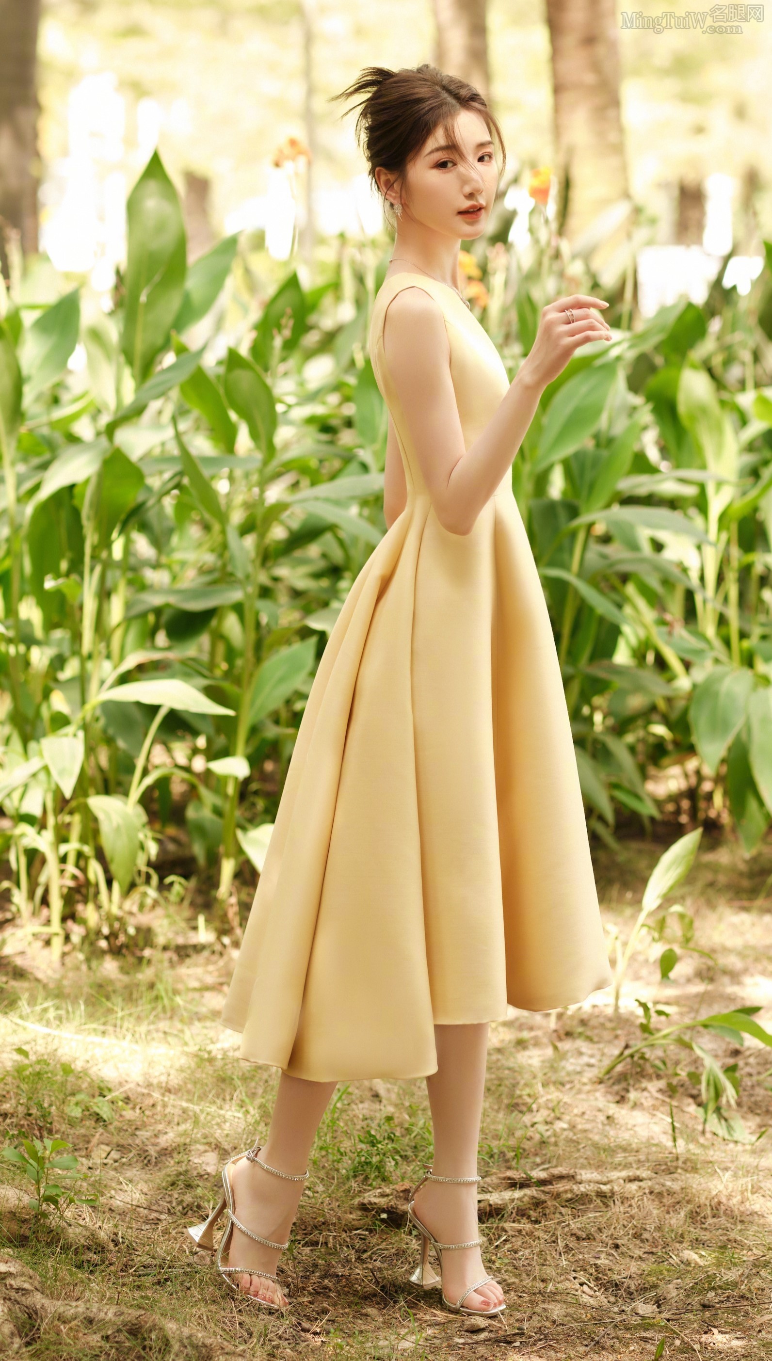 Anne Hathaway玉足踩凉高跟鞋走红毯气质灿烂明媚（7/10） - 图片 - 名腿网