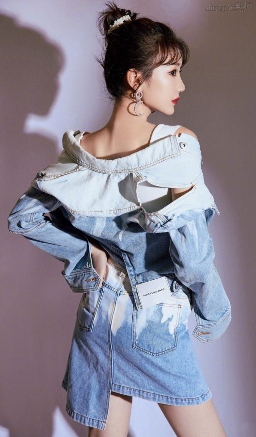 毛晓彤牛仔套装美长腿录制《快乐大本营》(3/6)
