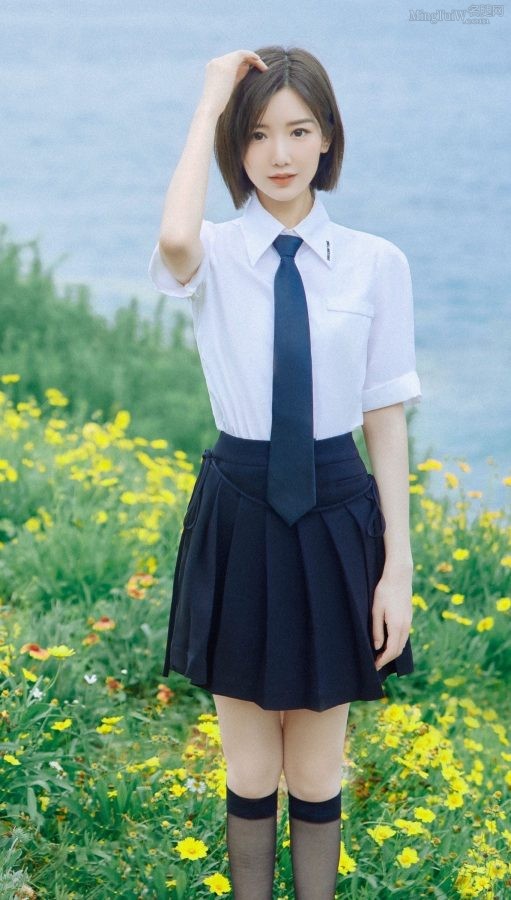 JK学姐毛晓彤黑丝短筒袜海边美照(13/15)