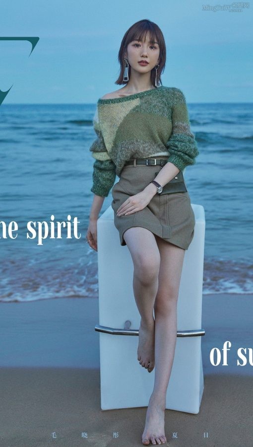 毛晓彤给时尚杂志拍照片，站在沙滩上秀美脚丫（第1张/共5张）